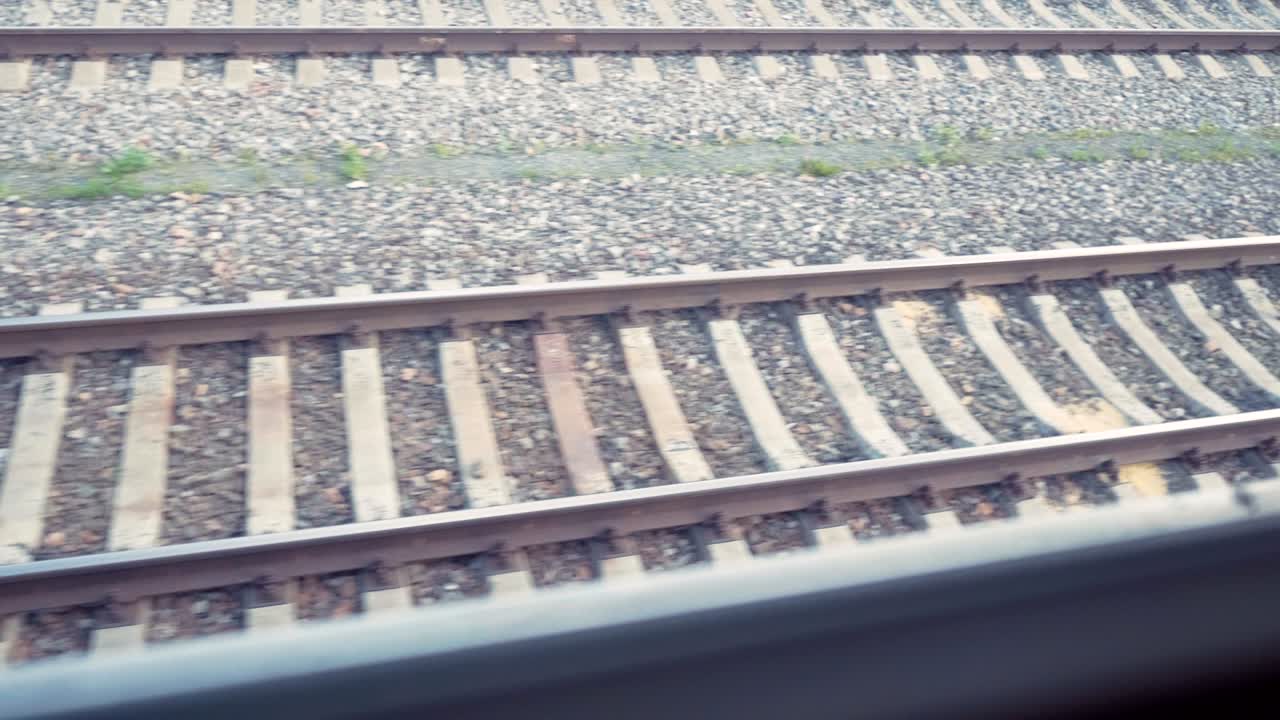 카메라는 철도를 따라 움직입니다. 끊임없는 루프입니다.