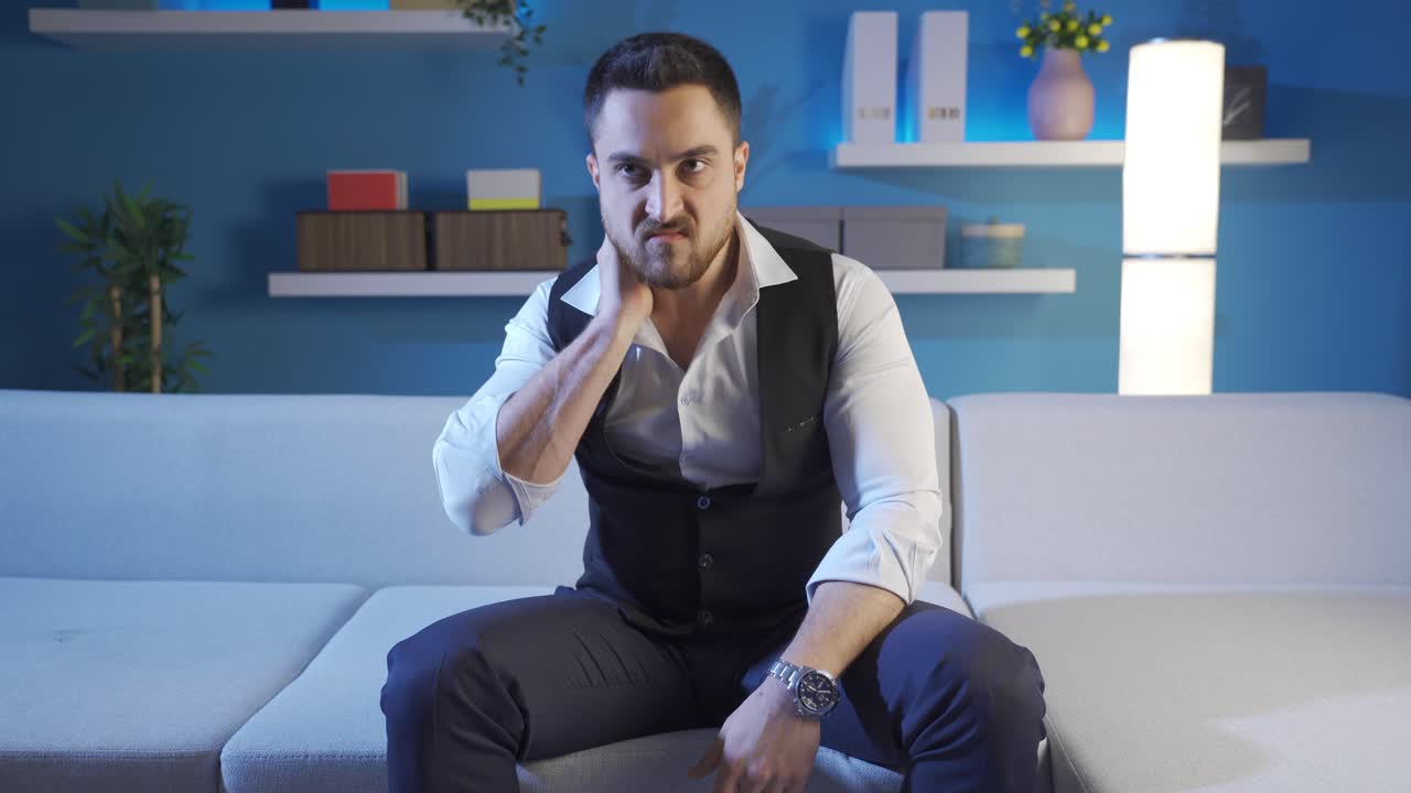 hombre enojado y agresivo arrogante que se deprime en casa, hombre neurótico.