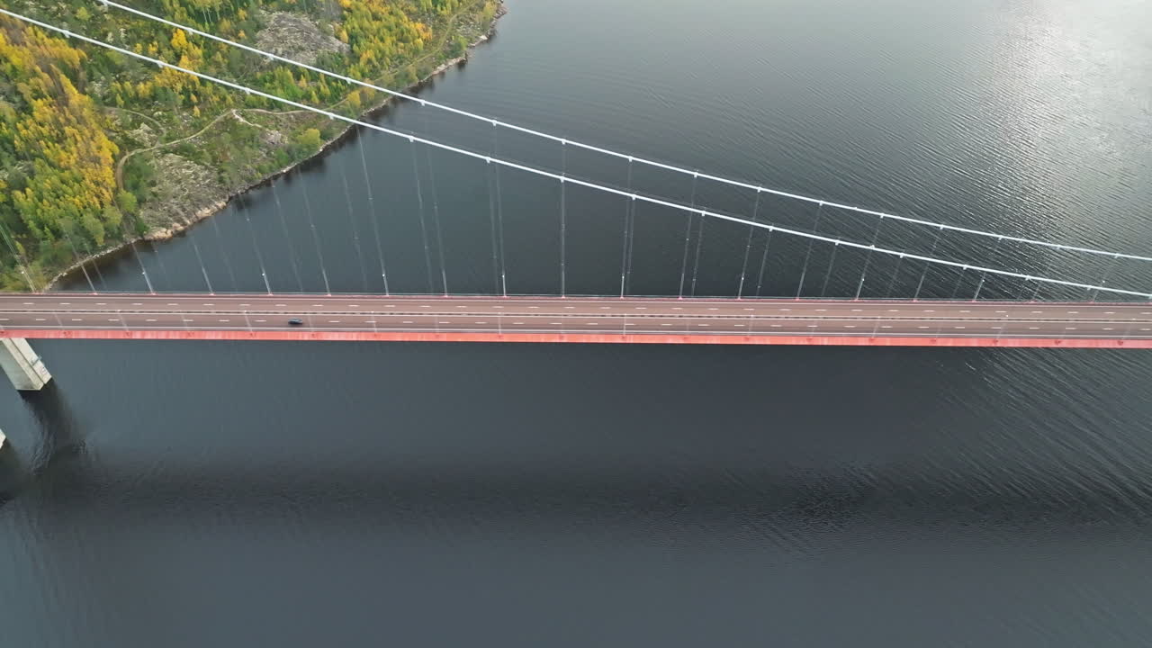 스웨덴 의 가을 에 평온 한 바다 를 가로지르는 호가쿠스텐브론 콘크리트 다리