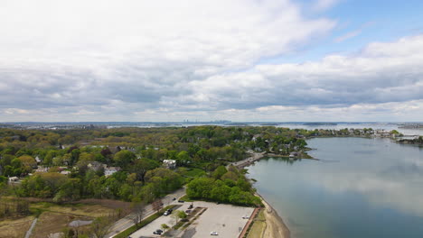 imágenes aéreas del puerto de hingham, elevación suave que muestra el horizonte de boston en la distancia