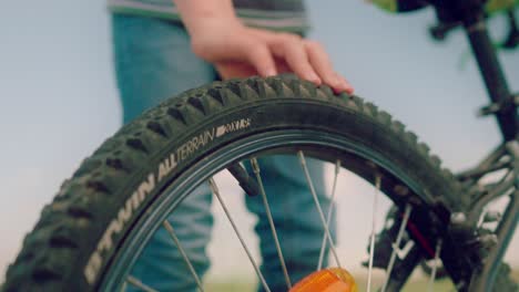 Junge-Hat-Einen-Reifenschaden-Am-Fahrrad