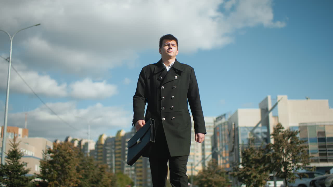político caminando con confianza al aire libre con un maletín en la mano, rodeado de arquitectura urbana moderna, árboles verdes exuberantes y un cielo azul claro