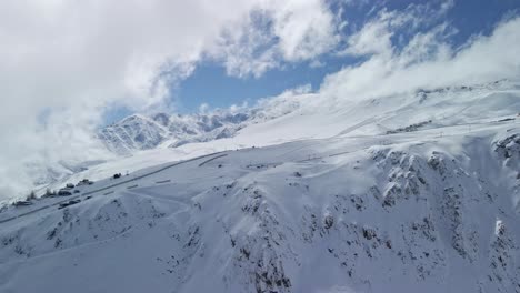 toma aérea de la cordillera de los andes en valle nevado en invierno chile