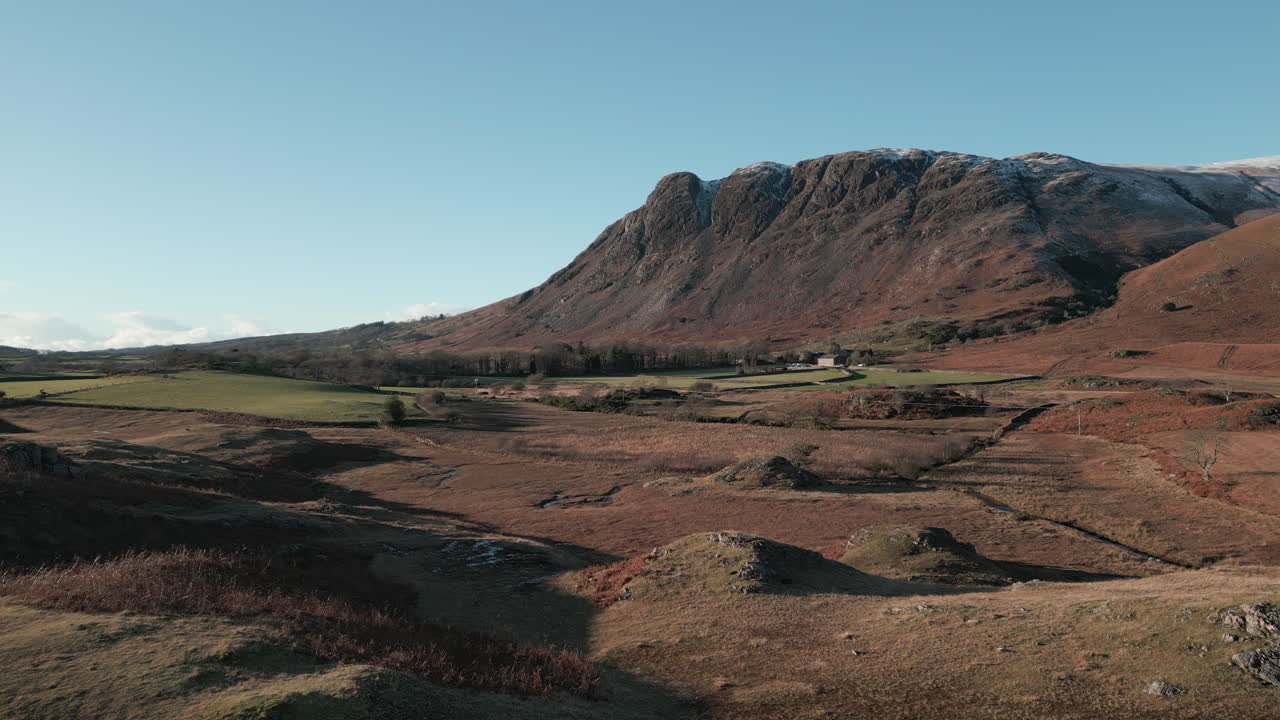volando hacia la montaña a través de la campiña inglesa de lakeland en invierno en wasdale lake district reino unido