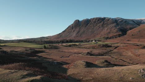 volando hacia la montaña a través de la campiña inglesa de lakeland en invierno en wasdale lake district reino unido