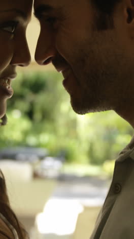 um casal romântico olhando cara a cara.