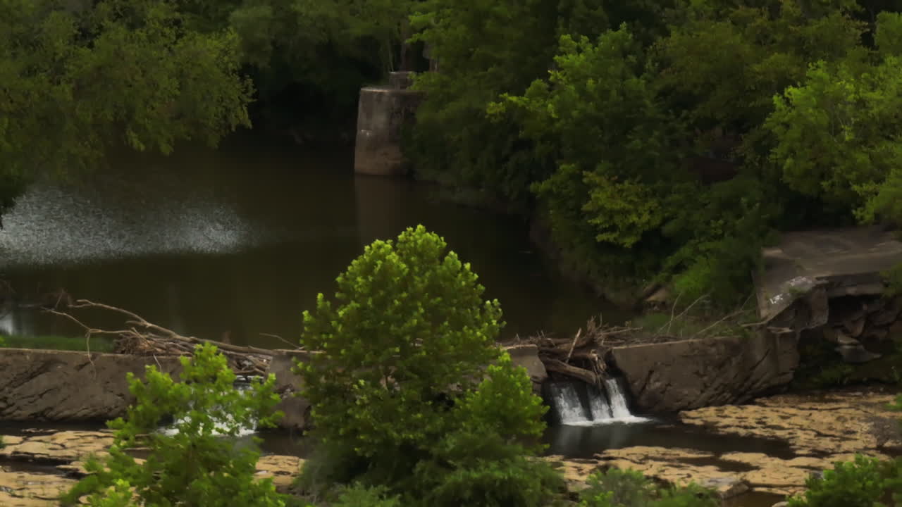 Uma Vista Serena de um Rio Tranquilo em Fayetteville, Arkansas - Tomada Aérea em Recuo