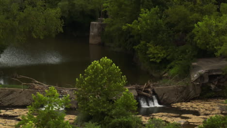 Eine-Ruhige-Aussicht-Auf-Einen-Ruhigen-Fluss-In-Fayetteville,-Arkansas-–-Rückzug-Aus-Der-Luft