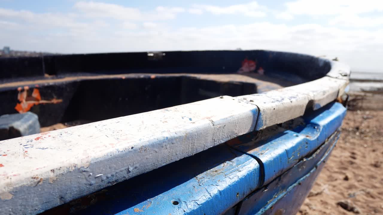 황금빛 모래 해변 폐허에 버려진 오래된 난파선 위의 푸른 하늘 구름