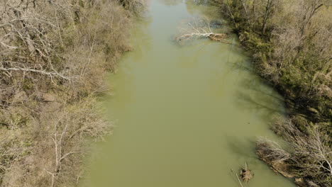 Luftaufnahme-Mit-Neigung-Nach-Oben,-Die-Das-Trübe-Grüne-Wasser-Am-West-Fork-White-River-Zeigt