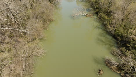 Descenso-Aéreo-Con-Inclinación-Hacia-Arriba-Que-Muestra-El-Agua-Verde-Turbia-En-El-Río-Blanco-De-West-Fork