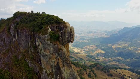 revelación aérea de la formación rocosa pedra do bau en el mosaico mantiqueira, uno de los parques naturales nacionales de brasil