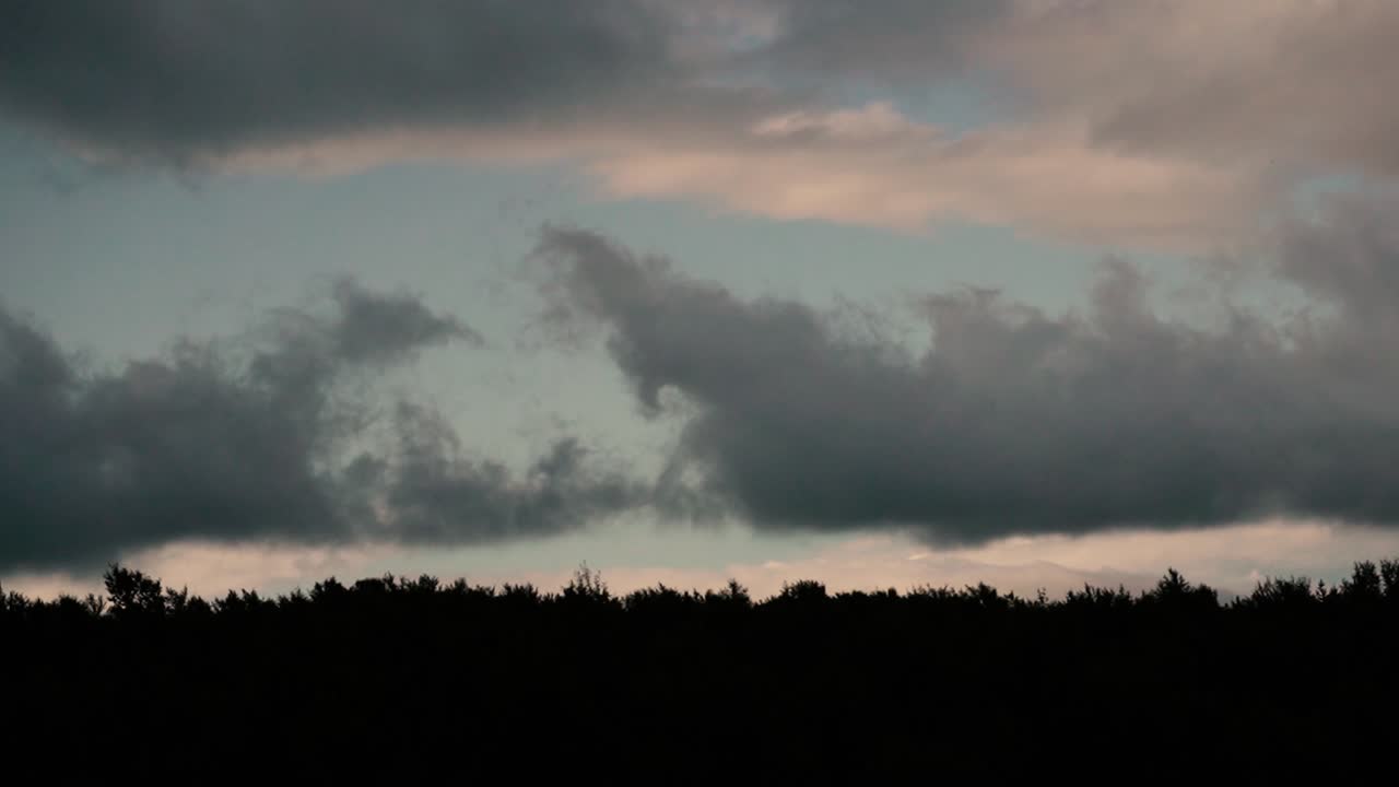 아이슬란드에서 미친듯이 움직이는 구름의 저속 촬영