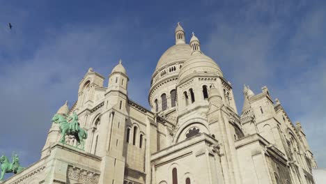 majestuosa vista de la basílica del sagrado corazón en montmartre