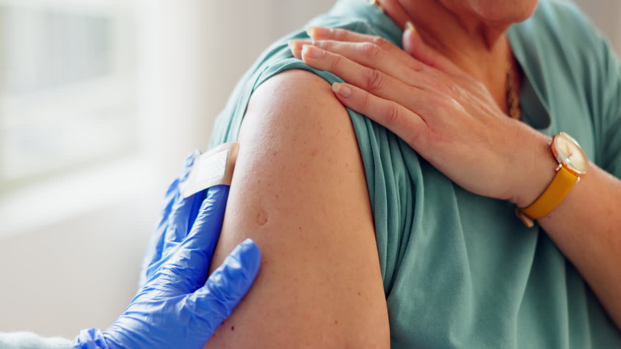 mujer, médico y manos con yeso