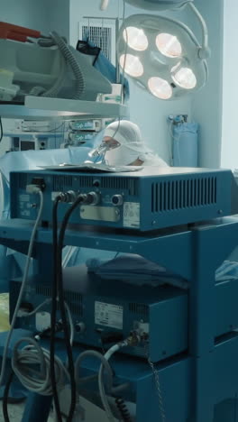 equipo de cardiólogos en cirugía cardíaca en la clínica. cirujanos cualificados y asistentes realizan cirugía de derivación de la arteria coronaria con equipos modernos en el hospital