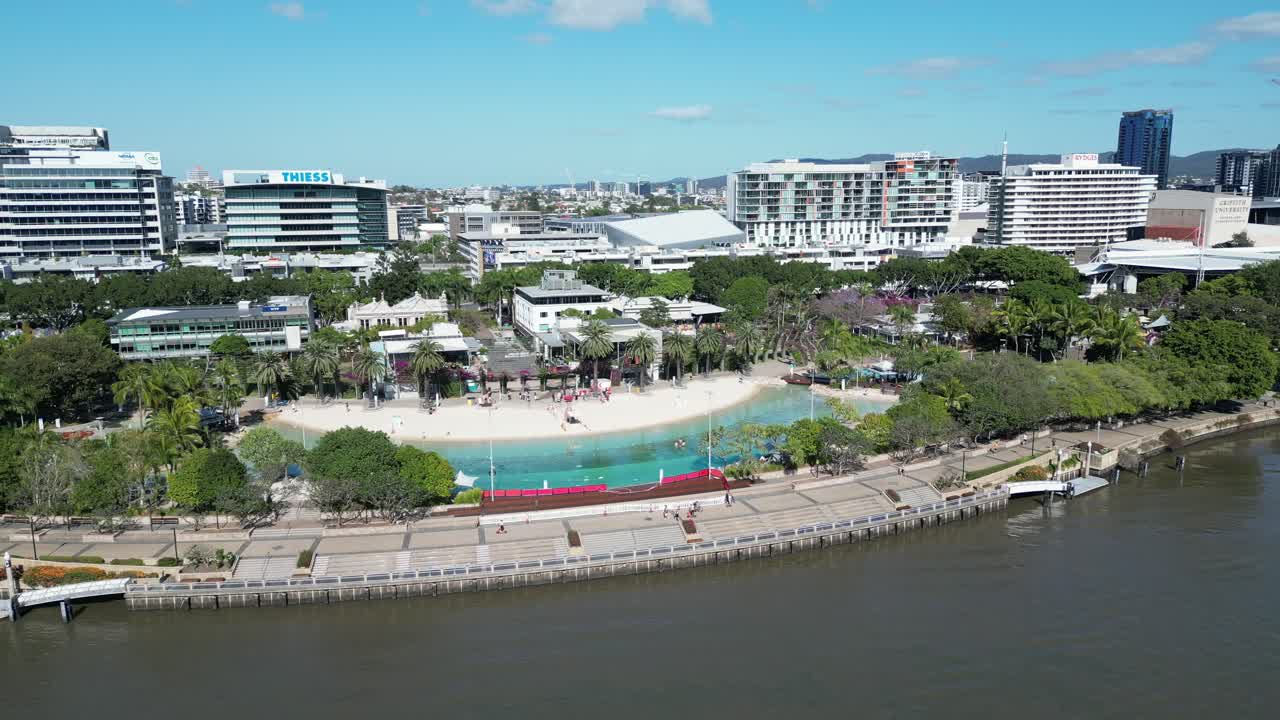 사우스 크, 사우스 브리즈번의 공중 영상, 낮에 찍은, 사우스 크는 해변, 공원 및 브리즈번 강.