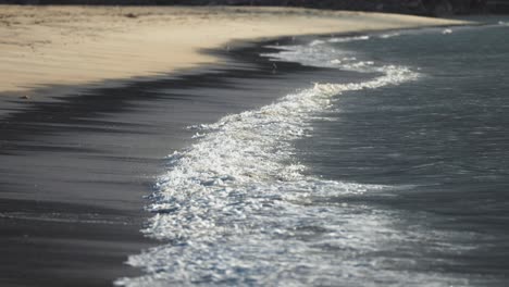 Las-Olas-Ruedan-Suavemente-Sobre-La-Playa-De-Arena.