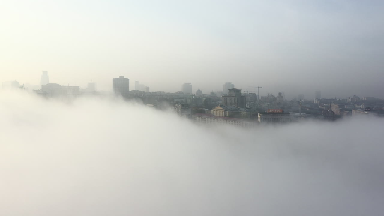 안개로 뒤인 도시