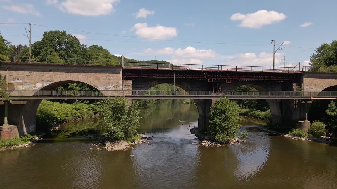 봄에 서독의 무성한 자연 속에서 돌기차 다리의 공중 비행