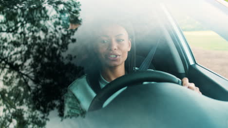 mujer aprendiendo a conducir