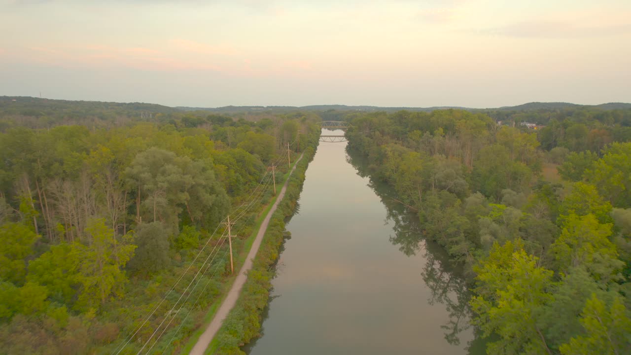 Prise de vue par drone du Canal Érié au coucher du soleil près du centre-ville de Palmyra dans l'État de New York, États-Unis.