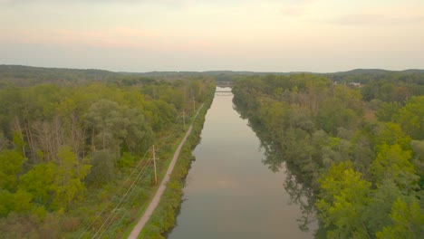 Erie-Kanal-Drohnenaufnahme-Bei-Sonnenuntergang-In-Der-Nähe-Der-Innenstadt-Von-Palmyra-Im-US-Bundesstaat-New-York