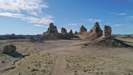 Niedrige-Luftaufnahme,-Die-Sich-An-Einem-Sonnigen-Morgen-Schnell-Auf-Die-Felsformationen-Der-Trona-Pinnacles-Zubewegt