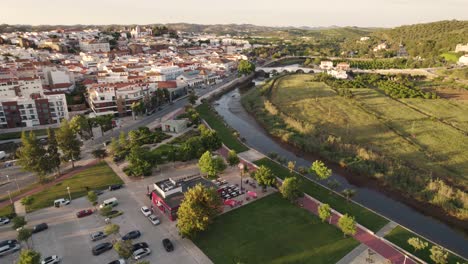 aparcamiento exterior, en el complejo de piscinas silves, junto al río arade