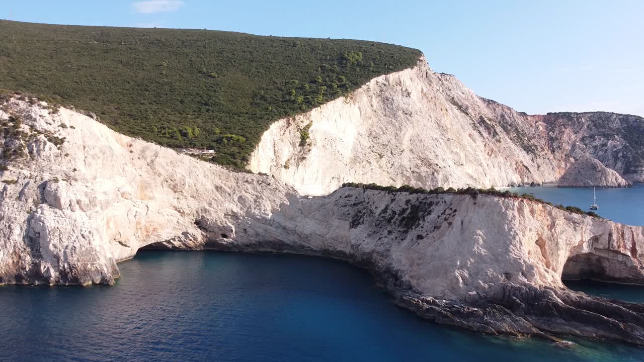 Scogliere bianche e spiaggia di Porto Katsiki sull'isola di Leucade, Grecia - Rivelazione aerea