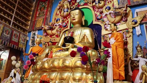 Buddha-Statue-Im-Buddhistischen-Kloster,-Innenansicht-Am-Morgen-Aus-Einem-Anderen-Blickwinkel.-Das-Video-Wurde-Am-22.-März-2023-In-Manali,-Himachal-Pradesh,-Indien,-Aufgenommen