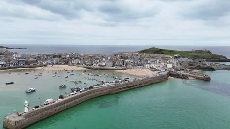 Zurückziehen-Der-Drohne-Aus-Der-Luft,-Rückwärtsgang,-Enthüllung-Von-St.-Ives,-Cornwall,-Großbritannien,-Drohne,-Luftaufnahme,-Blick-Aus-Der-Luft