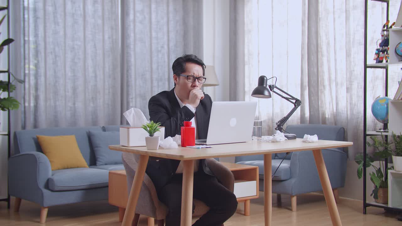 아픈 동안 집에서 일하는 남자