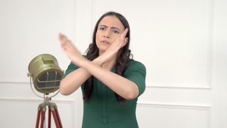 mujer india deteniendo el mal