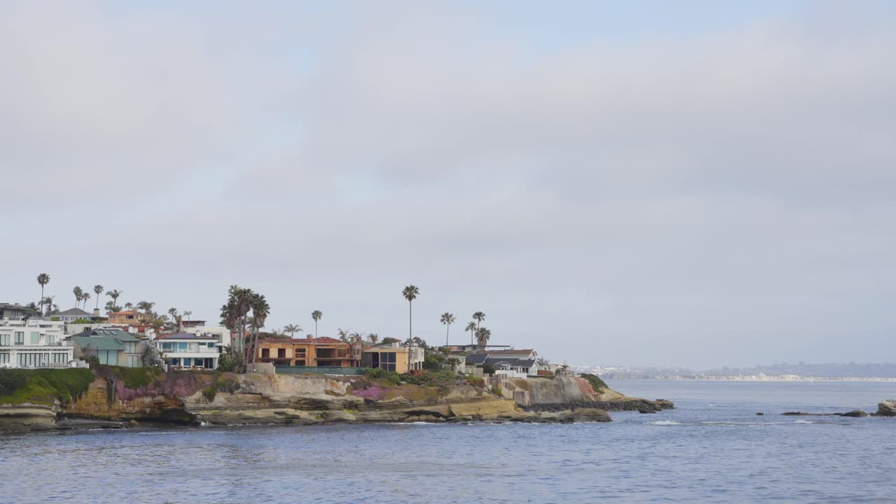 спокойный вид на роскошные дома, расположенные на скалистых скалах у океана, предлагающие смесь природы и архитектурной элегантности вдоль побережья