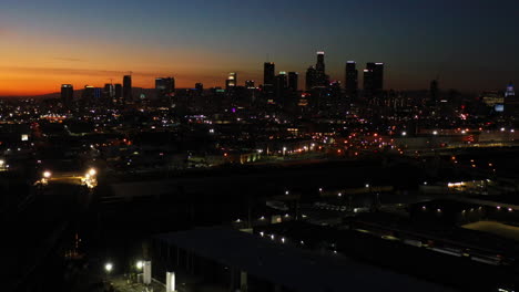 Dolly-Shot,-Der-Die-Skyline-Von-Georgia-Mit-Einem-Atemberaubenden-Sonnenuntergang-Zeigt