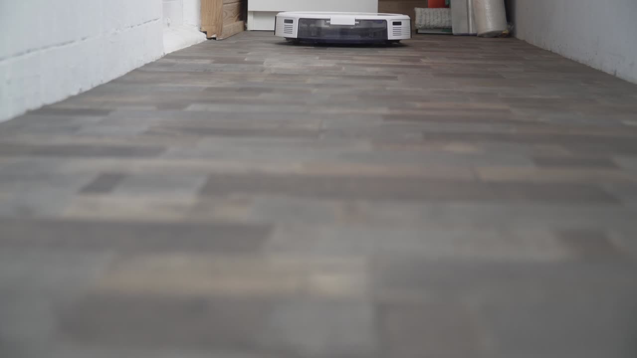 스마트 홈 - 로 진공청소기는 특정 시간에 아파트의 자동 청소를 수행합니다. 집에서 스마트 조력자 - 현대 로 청소기는 바닥에서 먼지를 아. 청소 기술