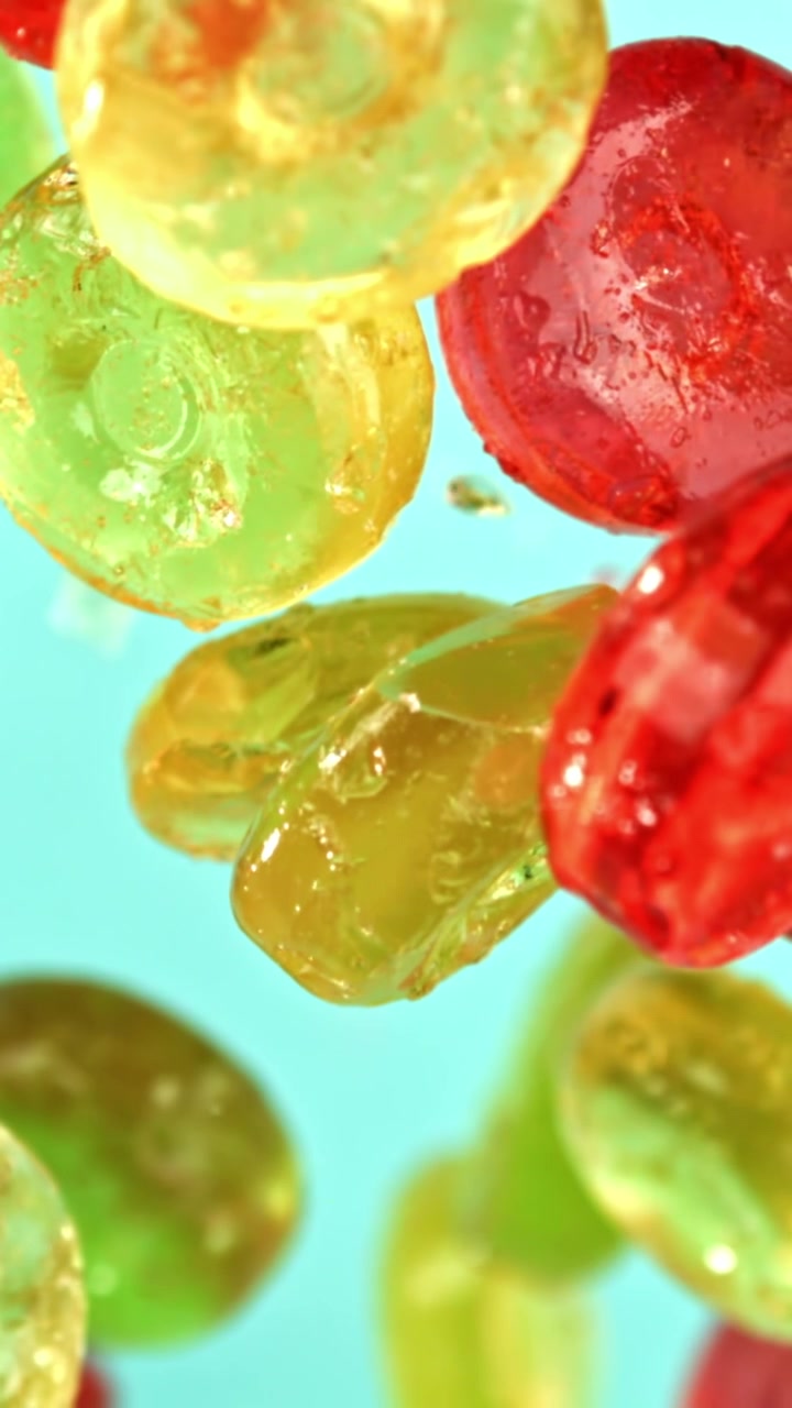 Lebhafte rote, gelbe und grüne Bonbons kommen in den Fokus