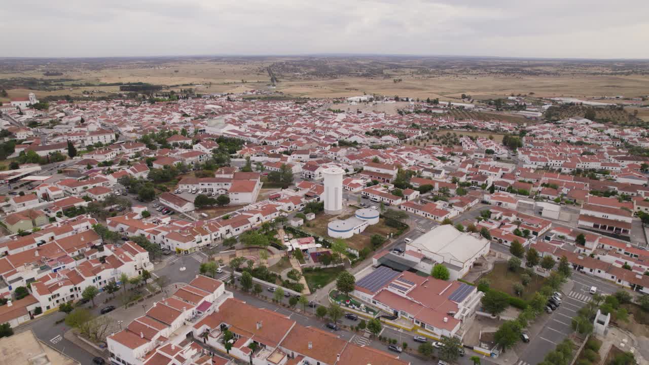 vista aérea de la ciudad de castro verde - llanuras blancas, portugal, paisaje urbano rural