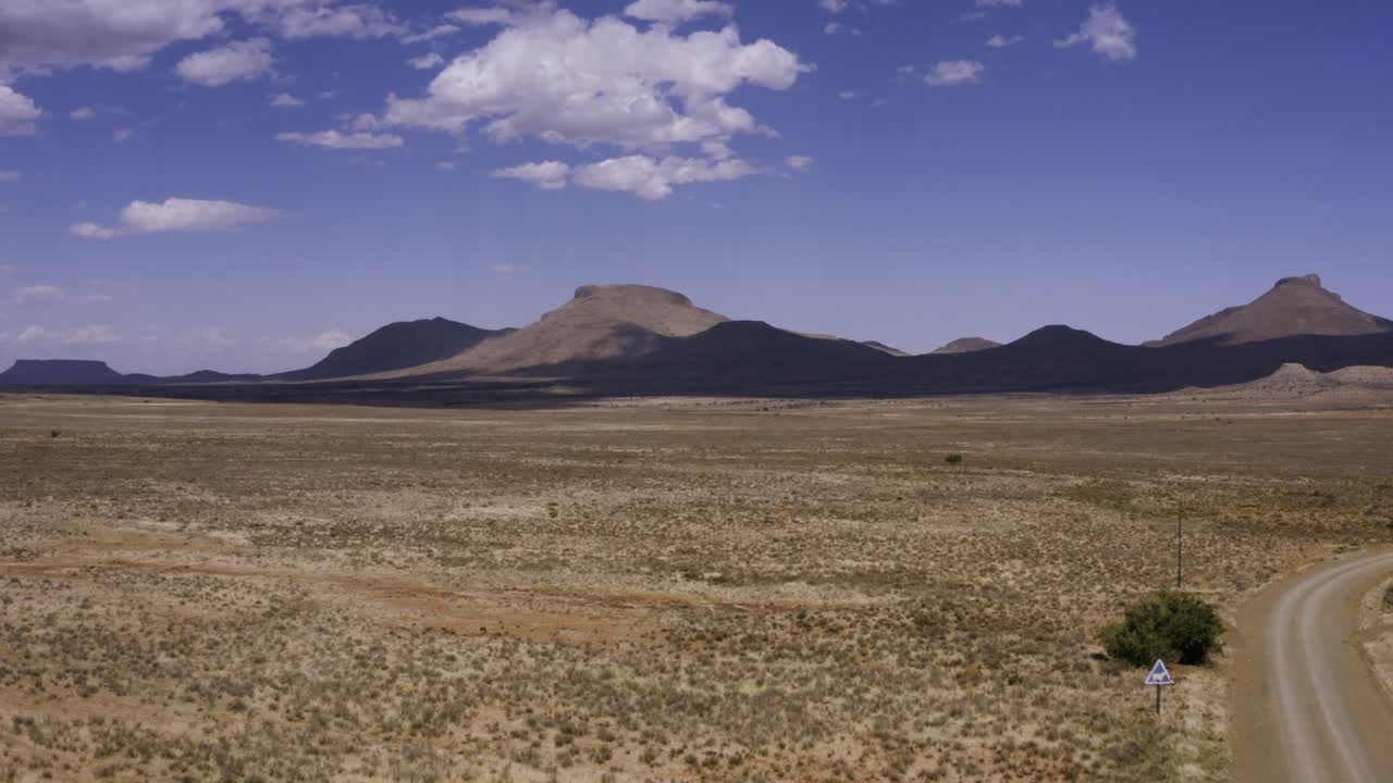 paisaje aéreo del desierto de karoo, despegue lento 4k