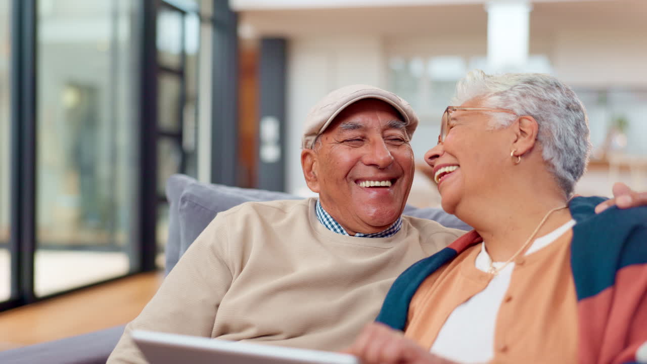 태블릿을 사용하는 행복한 노인 부부