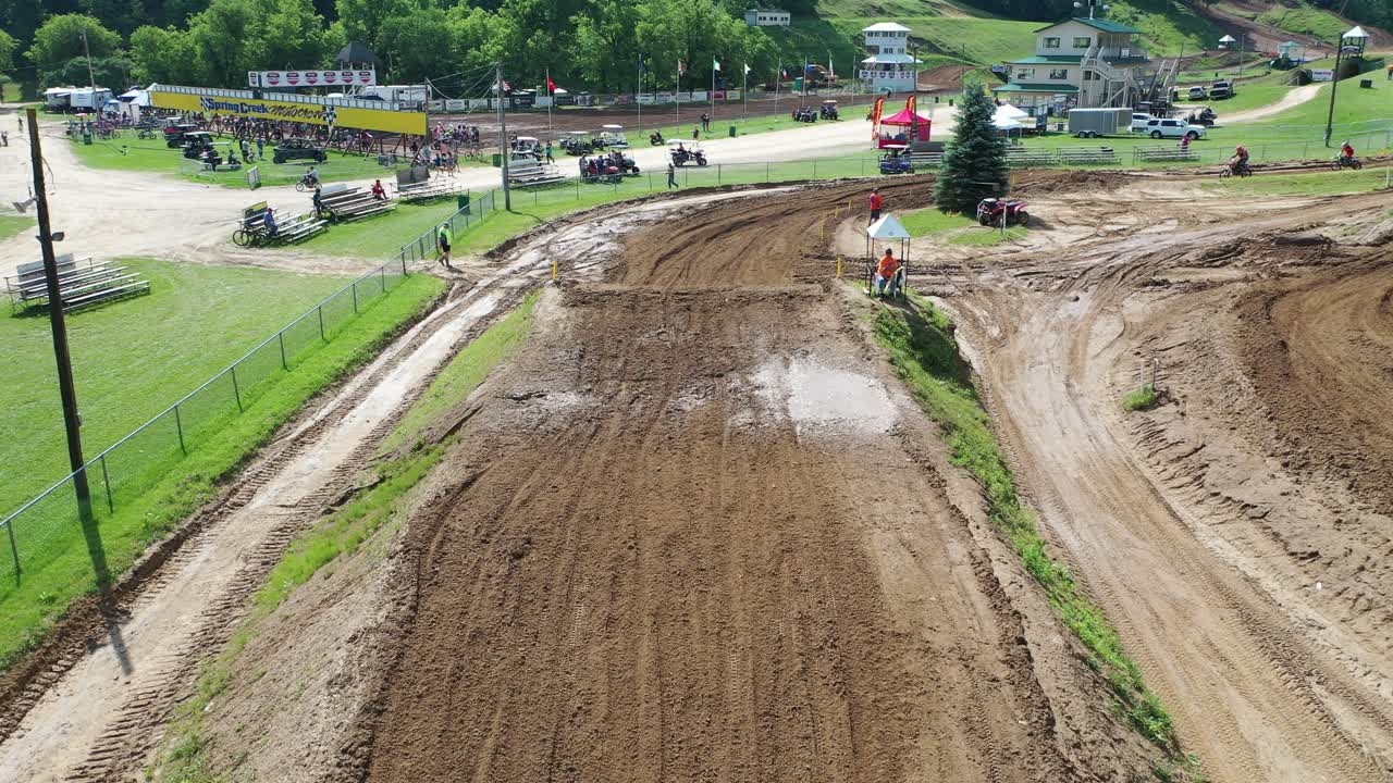 carrera de motocross en una pista de bicicletas de tierra