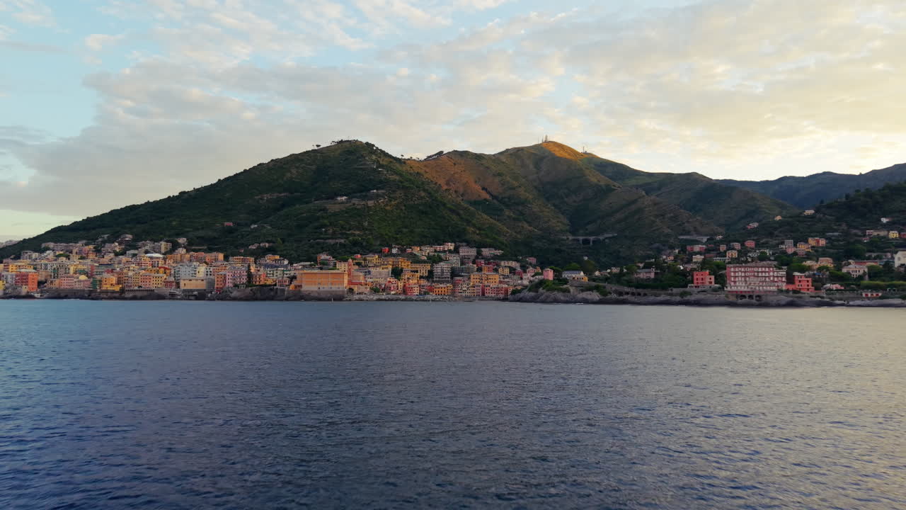 Genova, Italia, tramonto dorato, costa vivace e vista aerea serena sul mare