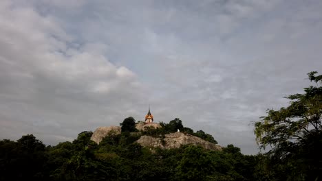 Wat-Phra-Phutthachai-Ist-Ein-Touristenziel-Für-Ausländer-Und-Thailändische-Staatsangehörige,-Die-Nach-Segnungen-Suchen