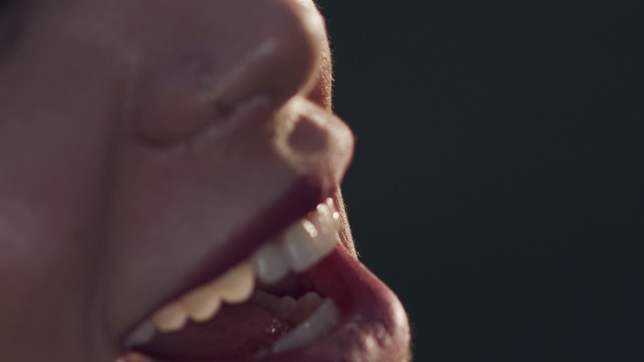 hermosa mujer feliz sonriendo en un primer plano de estudio