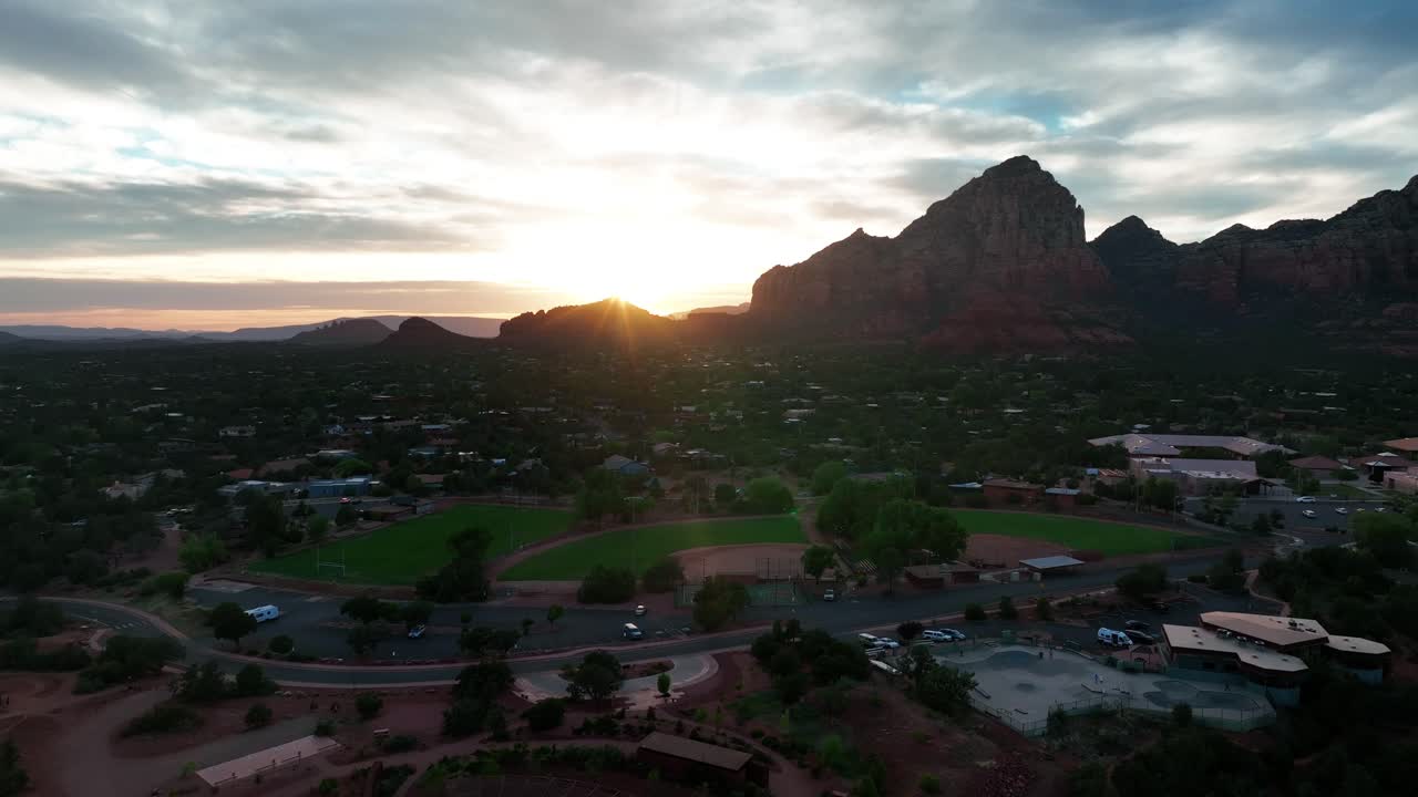 resort de lujo sedona iluminado por la puesta de sol con rocas rojas en arizona, estados unidos