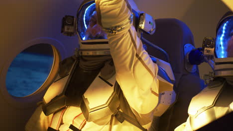 astronautas en la cabina de una nave espacial