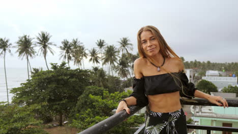 mujer disfrutando de la vista del océano desde la azotea en una hermosa tarde