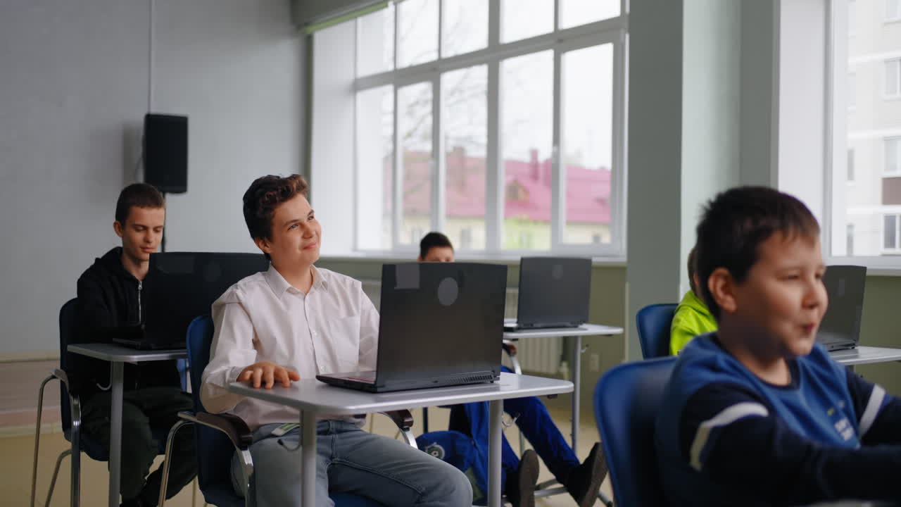estudiantes en una clase de computadora