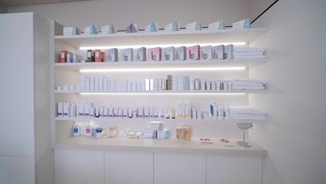 oficina de cosmetología moderna con equipo